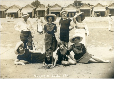 На переднем плане сидят на песке (слева направо) Н.А. Щукина (Конюс), Дорик (Адриан) Конюс, Наташа Конюс и сестра Надежды Афанасьевны - Вера Миротворцев. На заднем плане стоят С.И. Щукин, Е.А. Мясново, А.А. Мясново, неустановленное лицо. Лидо. Май 1911 г. На переднем плане сидят на песке (слева направо) Н.А. Щукина (Конюс), Дорик (Адриан) Конюс, Наташа Конюс и сестра Надежды Афанасьевны - Вера Миротворцев. На заднем плане стоят С.И. Щукин, Е.А. Мясново, А.А. Мясново, неустановленное лицо. Лидо. Май 1911 г.