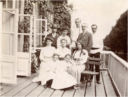 Стоят (слева направо): С.И. Щукин, Н.И. Мясново, неустановленное лицо, А.А. Мясново, Н.А. Мясново. Сидят: неустановленное лицо, Ел.Ар. Мясново, Е.А. Мясново, на полу: Аня и Варя - воспитанницы С.И. Щукина. Мясновка. Август 1910 г. Стоят (слева направо): С.И. Щукин, Н.И. Мясново, неустановленное лицо, А.А. Мясново, Н.А. Мясново. Сидят: неустановленное лицо, Ел.Ар. Мясново, Е.А. Мясново, на полу: Аня и Варя - воспитанницы С.И. Щукина. Мясновка. Август 1910 г.